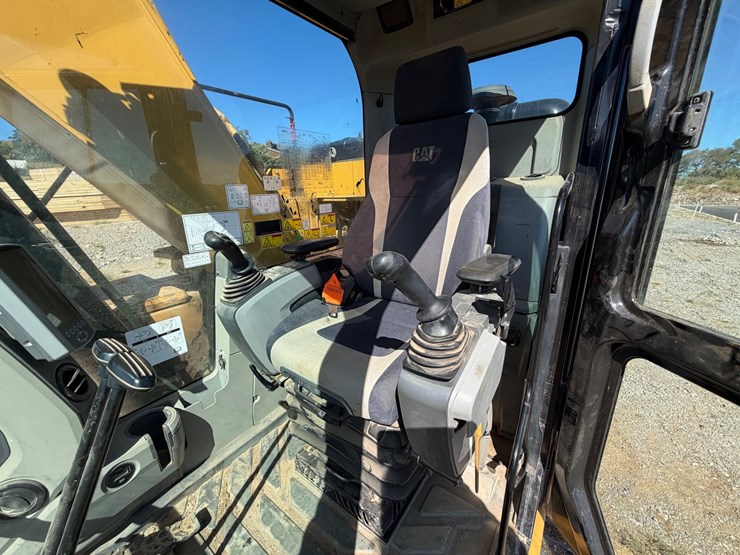 2016-caterpillar-323fl-image-41