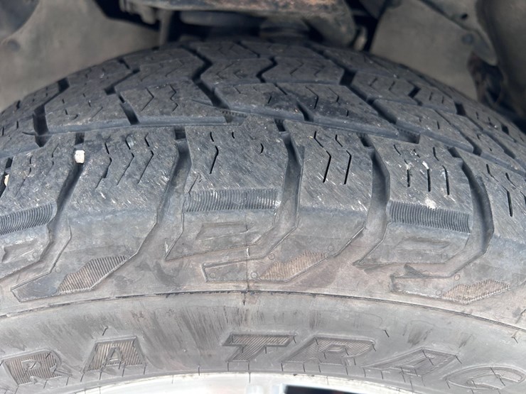 2004-toyota-sequoia-limited-image-2