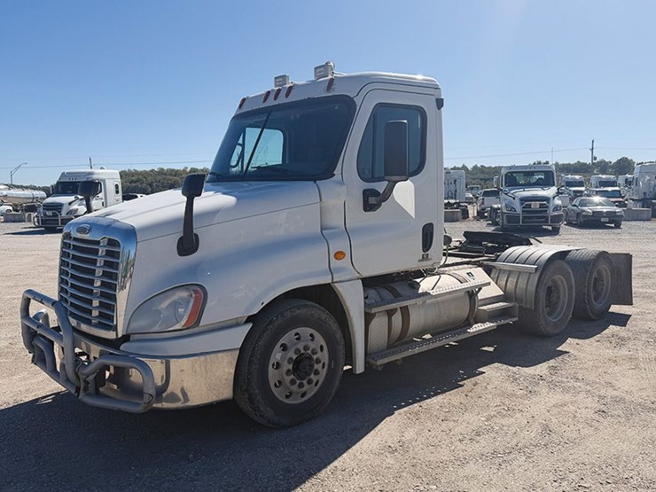 2012-freightliner-cascadia-125-image-1