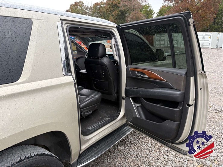 2017-cadillac-escalade-esv-luxury-image-42