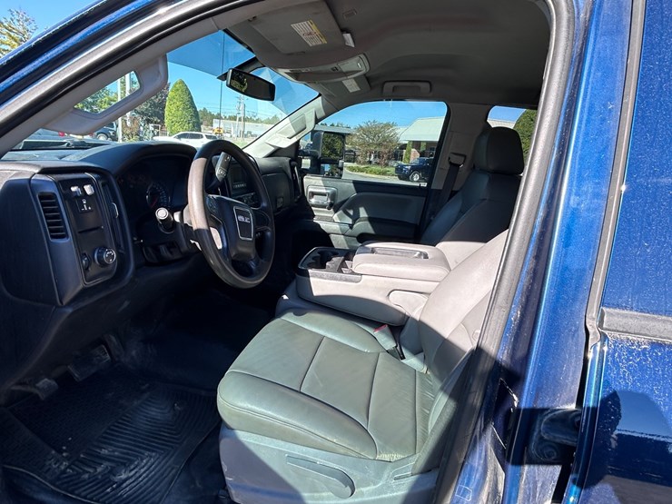 2017-gmc-3500-image-36