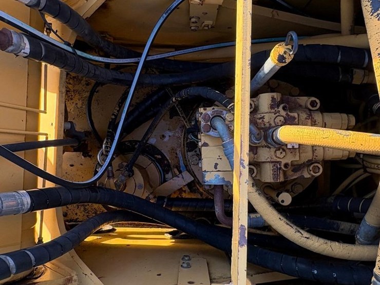 2004-caterpillar-318cl-image-26