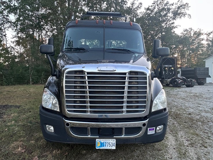 2015-freightliner-cascadia-113-image-12