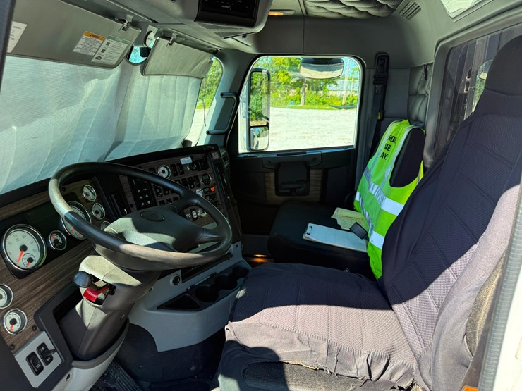 2018-freightliner-122sd-image-17