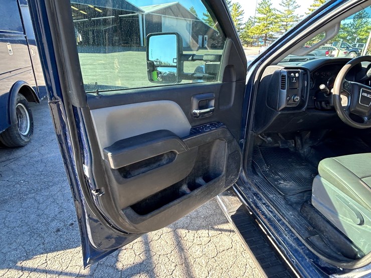 2017-gmc-3500-image-35