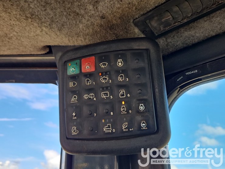 2016-deere-700k-lgp-image-30