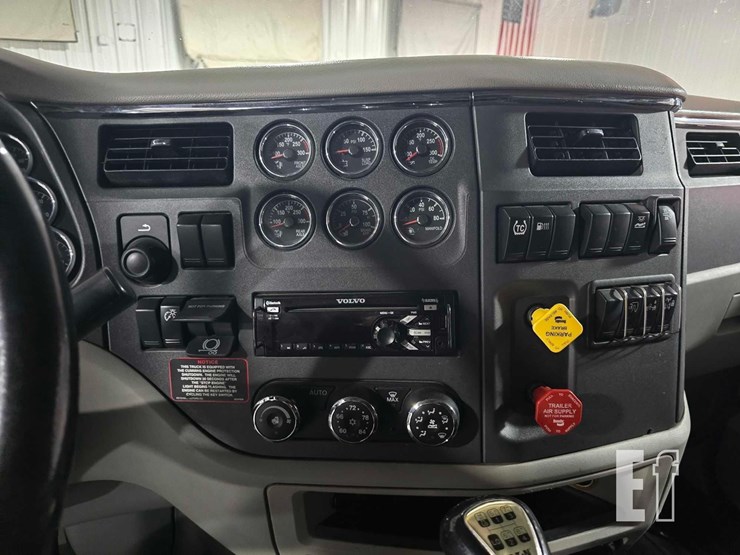 2019-peterbilt-579-image-12