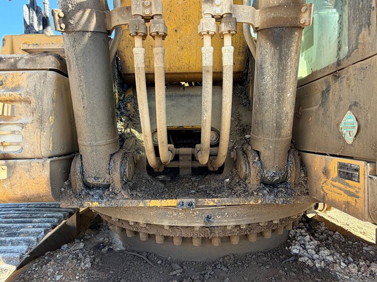 2017-caterpillar-336-image-19