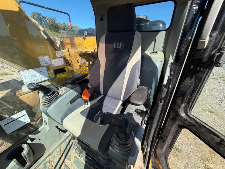 2016-caterpillar-323fl-image-37