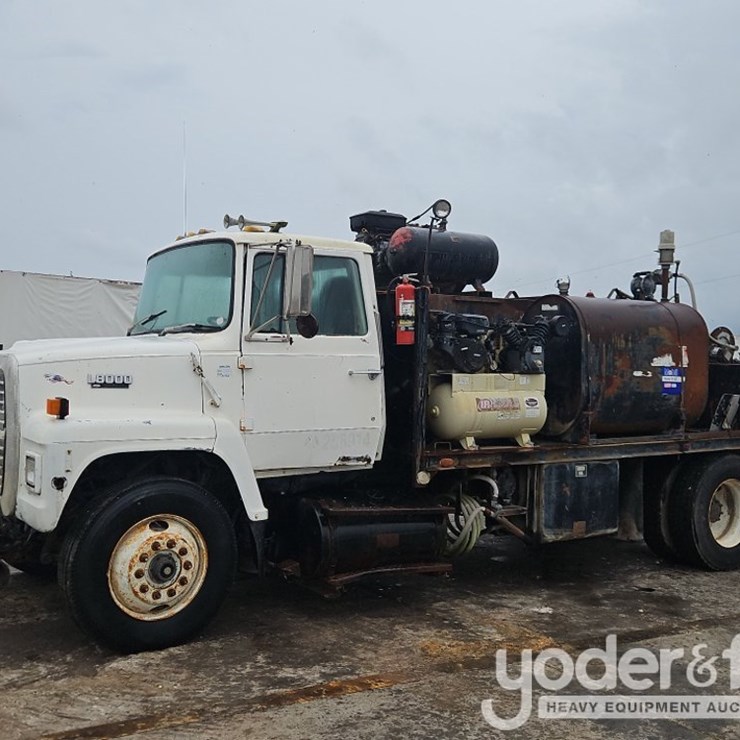 1990 FORD L8000
