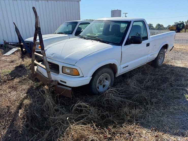 2002-chevrolet-s10-image-1