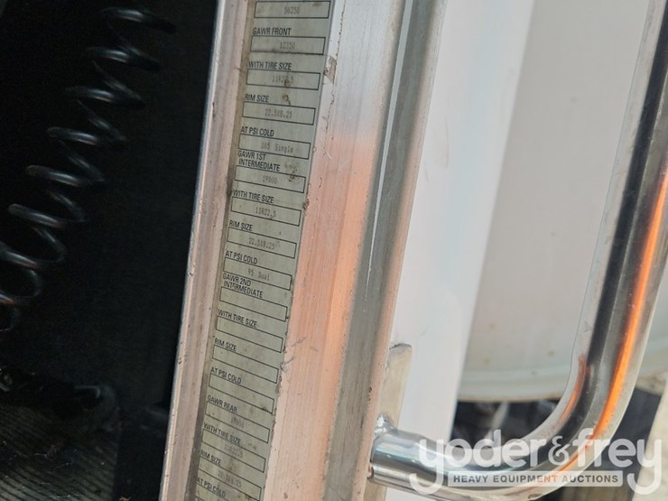 2005-peterbilt-335-image-36