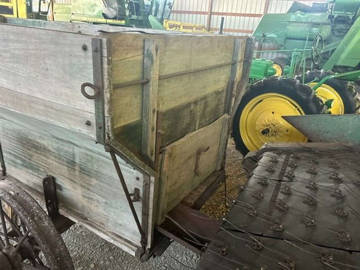 john-deere-flare-box-wagon-on-john-deere-steel-wheel-running-gear-image-3