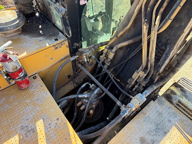 2017-caterpillar-336-image-45