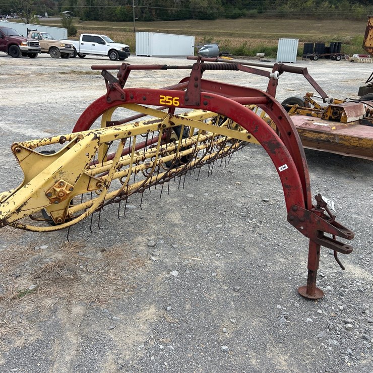 NEW HOLLAND 256