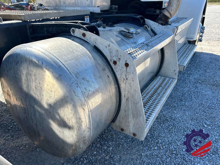 2018-peterbilt-389-image-40