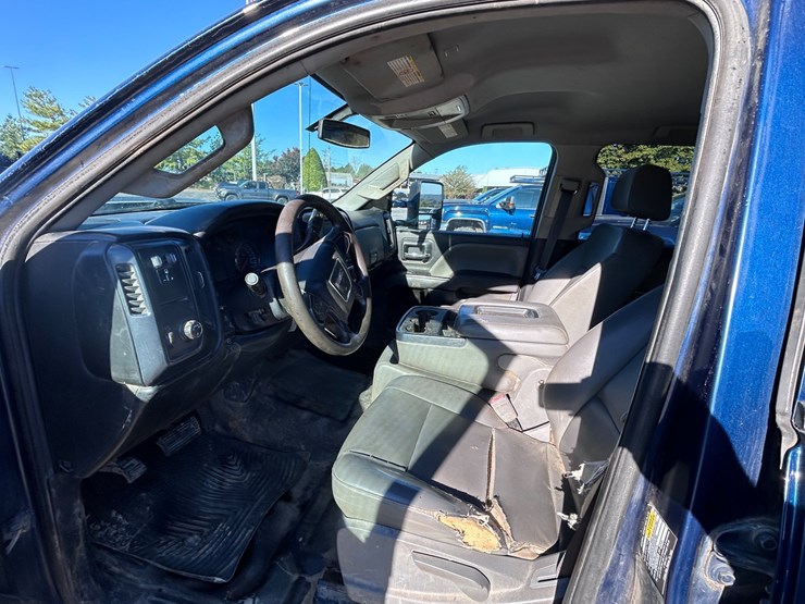 2017-gmc-3500-image-36