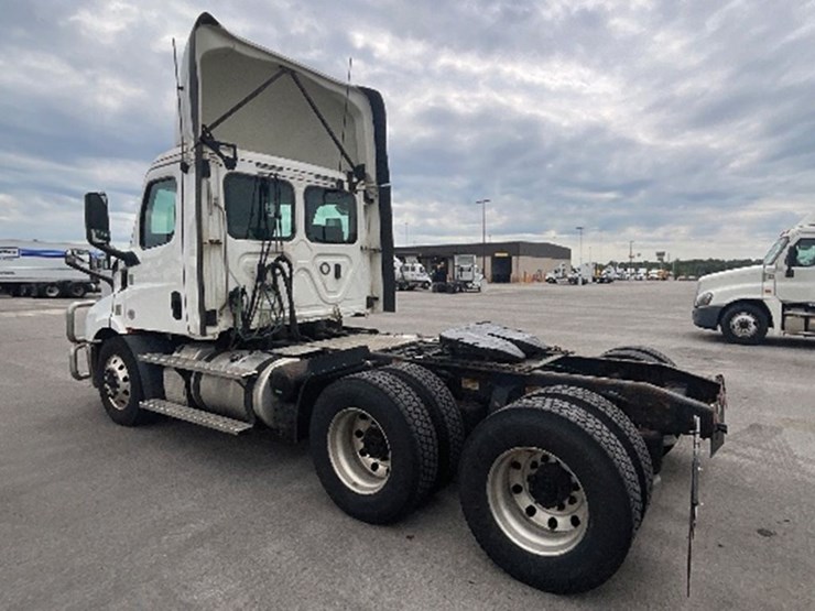 2020-freightliner-cascadia-116-image-2