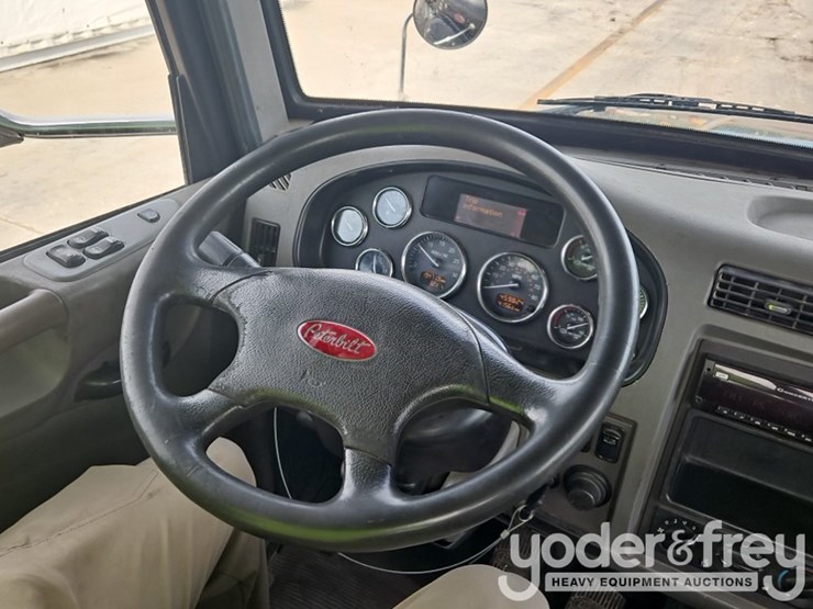 2017-peterbilt-348-image-31