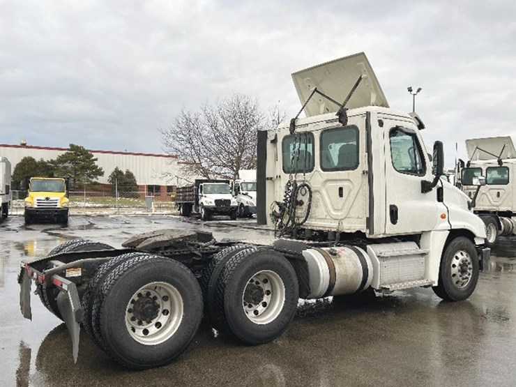 2019-freightliner-cascadia-125-image-2
