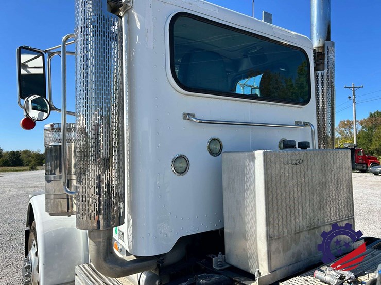 2018-peterbilt-389-image-67