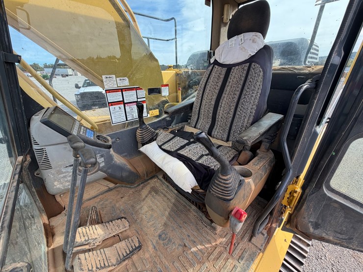 2012-komatsu-pc210-lc-10-image-30
