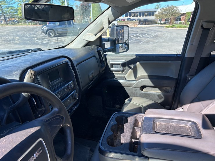 2017-gmc-3500-image-37