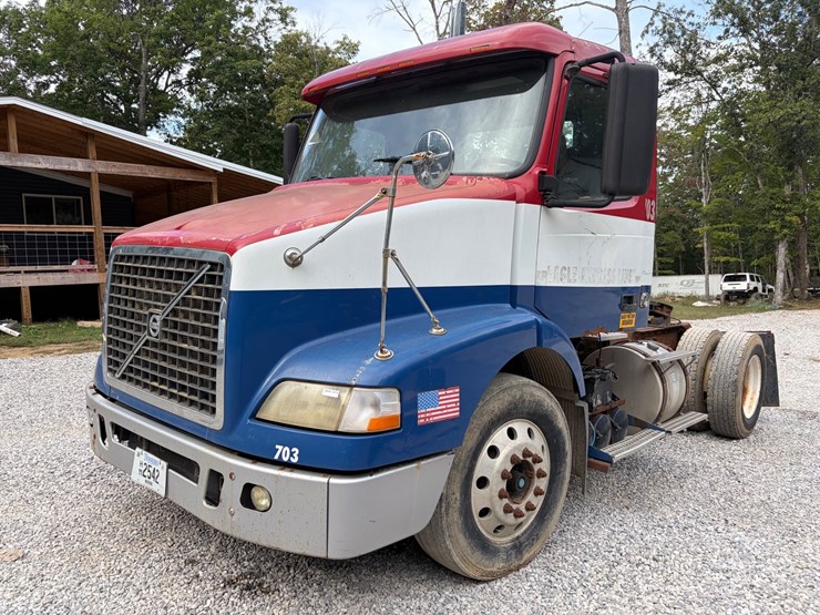 2004-volvo-10-image-1