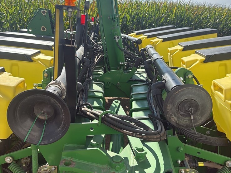 john-deere-12-image-4