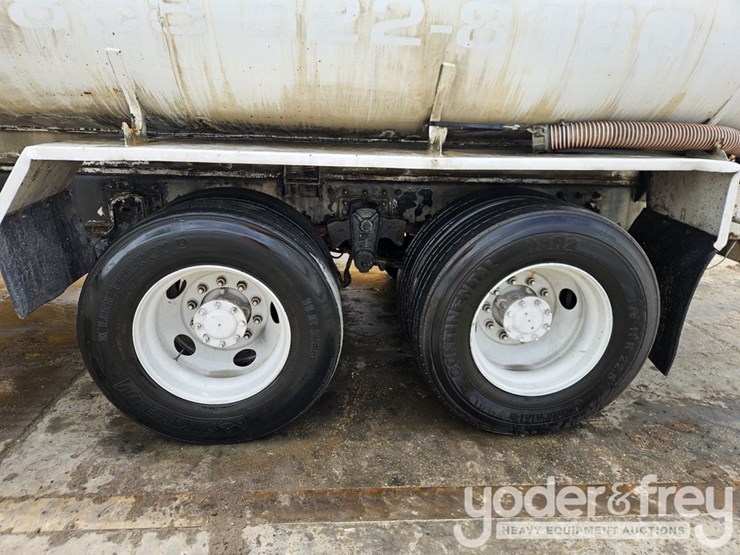 2005-peterbilt-335-image-8