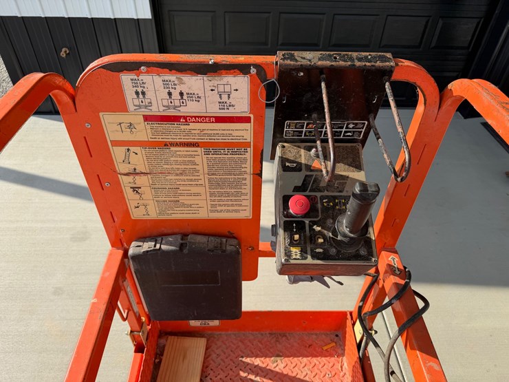 2001-jlg-2032e2-image-13