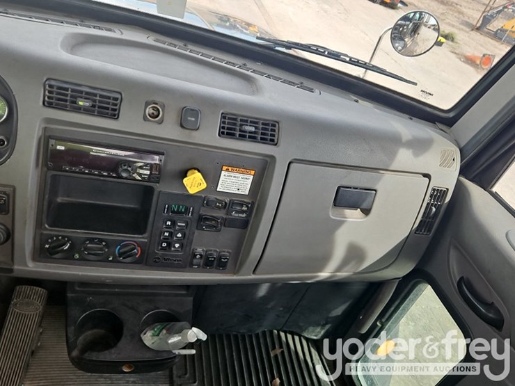 2017-peterbilt-348-image-30