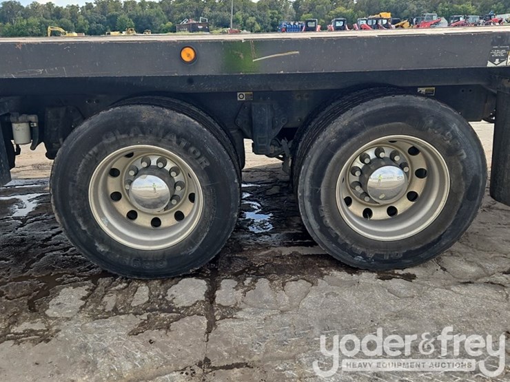 2017-peterbilt-348-image-16