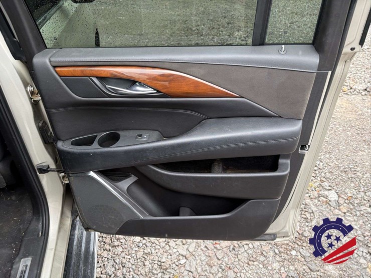 2017-cadillac-escalade-esv-luxury-image-43