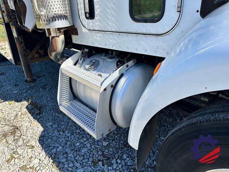 2007-peterbilt-335-image-18