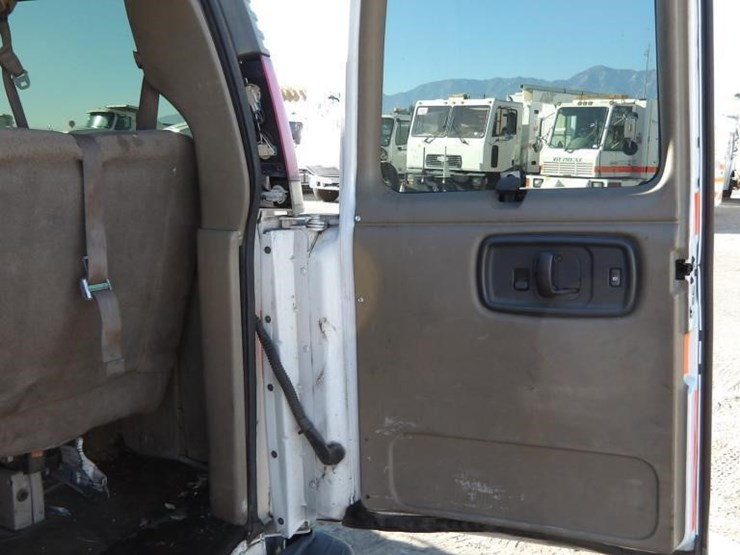 2002-gmc-3500-image-15