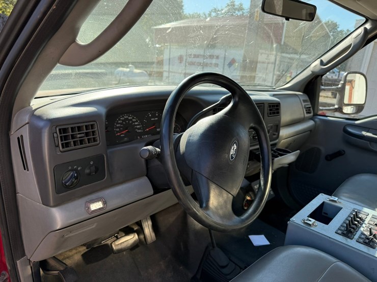 2004-ford-f550-image-57