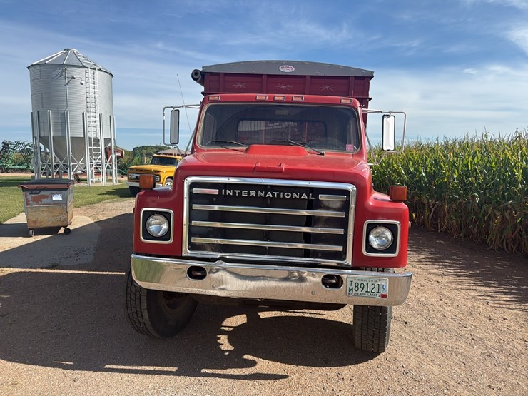 1979-international--model-1924-tandem-grain-truck,-81,877-miles,-4x4-manual-transmission,-gas,-roll-tarp-image-2