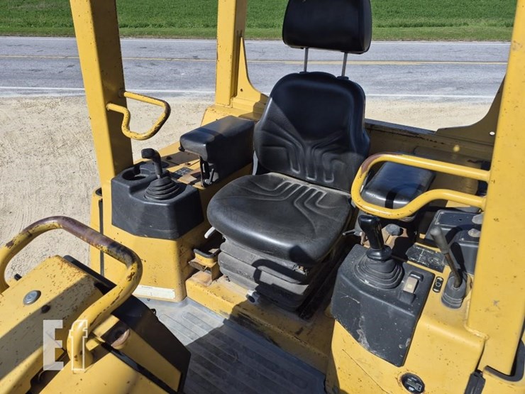 2003-caterpillar-d4g-xl-image-14