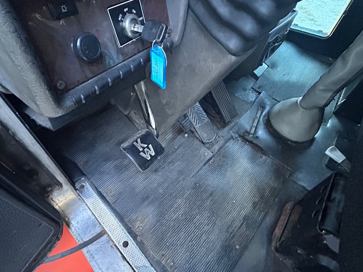 2005-kenworth-t300-image-34
