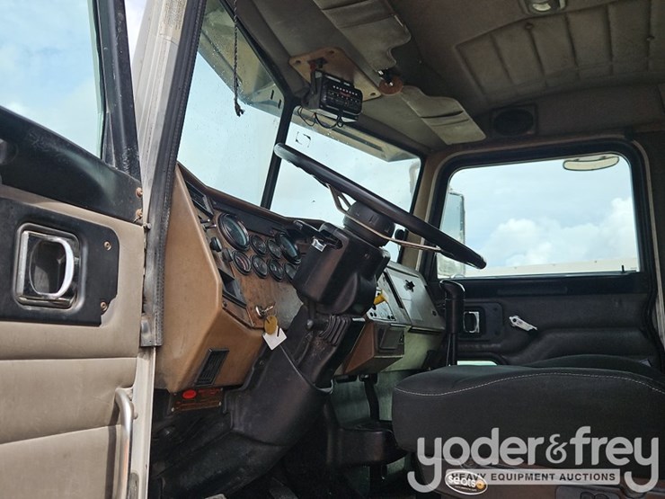 2005-peterbilt-335-image-21