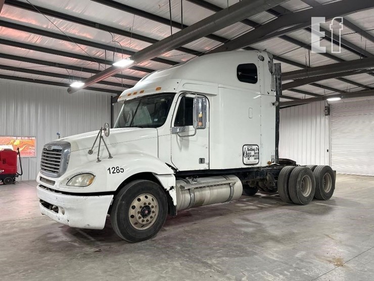 2007-freightliner-columbia-120-image-1
