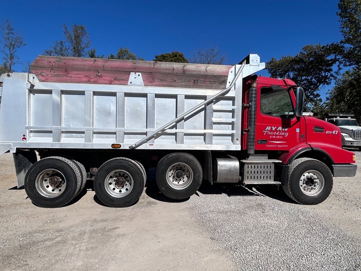 #48-•-2016-volvo-vhd-tri-axle-dump-truck-image-13