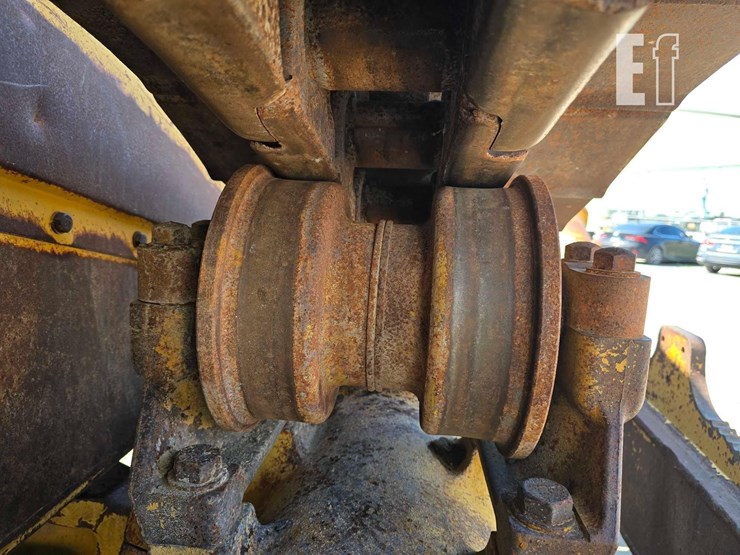 2013-caterpillar-d8t-image-40