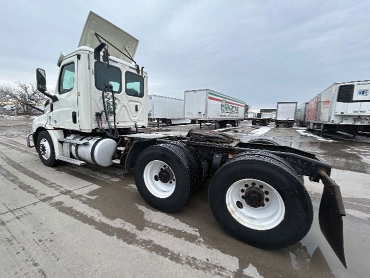 2019-freightliner-cascadia-126-image-2
