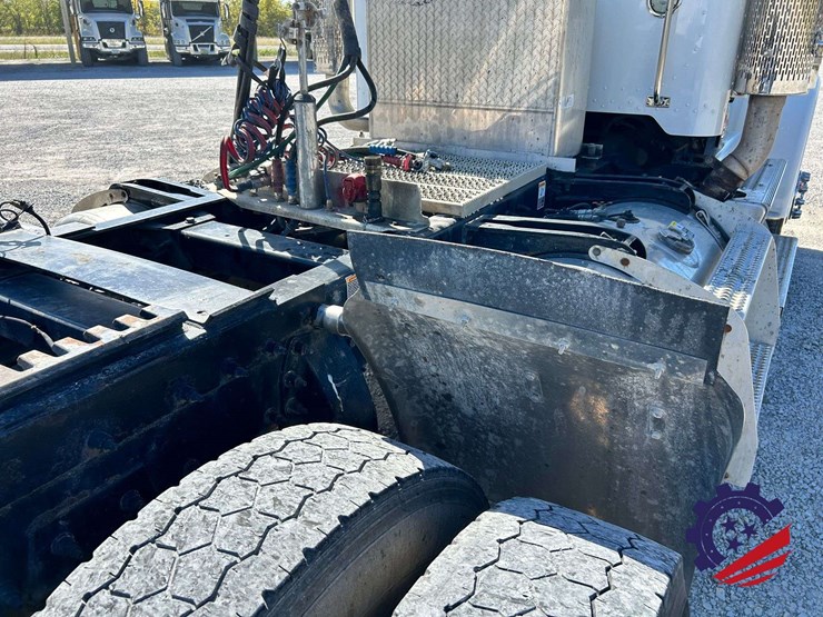 2018-peterbilt-389-image-41