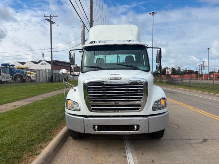 2005-freightliner-m2-112-medium-duty-day-cab-truck-image-3