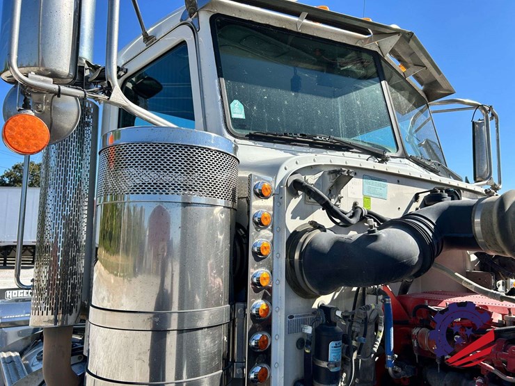 2018-peterbilt-389-image-61