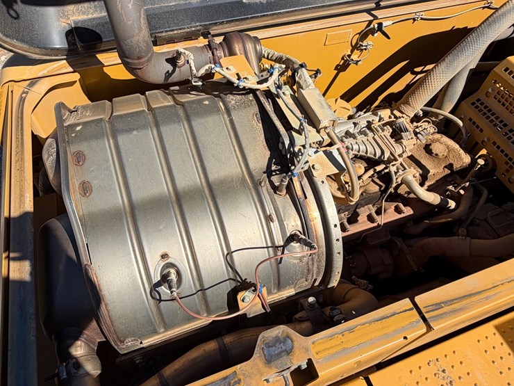 2016-caterpillar-323fl-image-31
