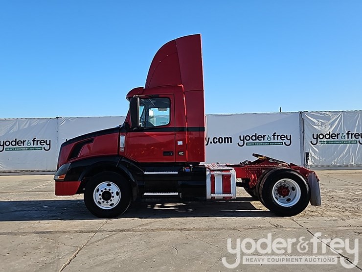 2015-volvo-vnl42t300-image-3